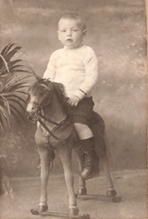 Afbeelding met persoon, kleding, peuter, schoeisel
Automatisch gegenereerde beschrijving