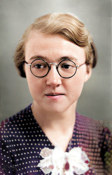 Afbeelding met persoon, Menselijk gezicht, kleding, portret
Automatisch gegenereerde beschrijving