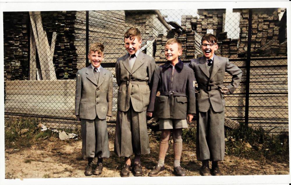 Afbeelding met tekst, persoon, buiten, poseren
Automatisch gegenereerde beschrijving