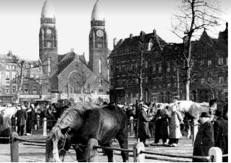 Afbeelding met gebouw, buitenshuis, hemel, zwart-wit
Automatisch gegenereerde beschrijving