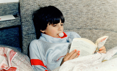 Afbeelding met persoon, Menselijk gezicht, kleding, overdekt
Automatisch gegenereerde beschrijving