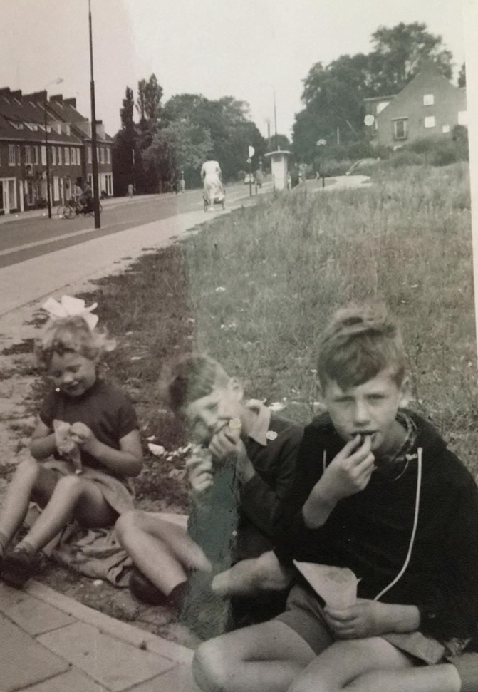 Afbeelding met buiten, persoon, oud, menigte
Automatisch gegenereerde beschrijving