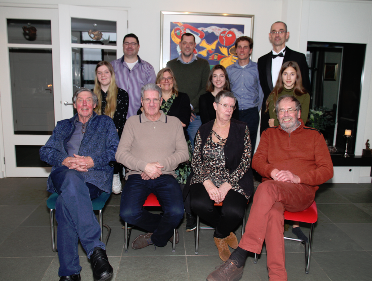 Afbeelding met kleding, persoon, schoeisel, Menselijk gezicht
Automatisch gegenereerde beschrijving