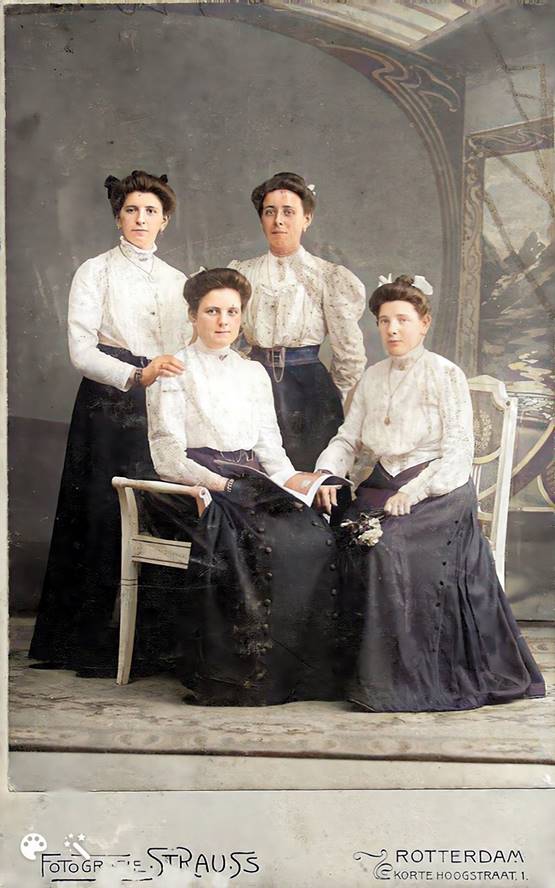 Afbeelding met kleding, persoon, Retrostijl, jurk
Automatisch gegenereerde beschrijving